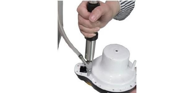 精密連接器擰進擰退手持式自動螺絲機研發成功-堅豐股份